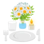 gelbe Blüte + Teller mit Messer und Gabel