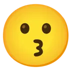 faccina con un gran sorriso + faccina che bacia con occhi sorridenti