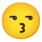 وجه يقبّل بعينين باسمتين + وجه غير مستمتع