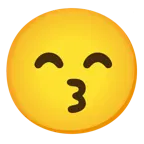 وجه يقبّل بعينين باسمتين + وجه يقبّل بعينين مغلقتين