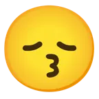 وجه يقبّل بعينين باسمتين + وجه محبط