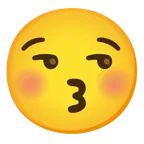 وجه يقبّل بعينين مغلقتين + وجه غير مستمتع