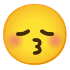 وجه يقبّل بعينين مغلقتين + وجه محبط