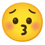 وجه يقبّل بعينين مغلقتين + وجه قلق