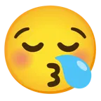 وجه يقبّل بعينين مغلقتين + وجه ناعس