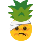 cara con la cabeza vendada + piña