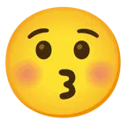 faccina con un gran sorriso + faccina che bacia con occhi chiusi