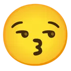 وجه يقبّل + وجه بابتسامة متكلفة