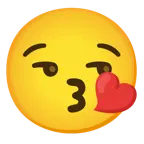 وجه يرسل قبلة + وجه بابتسامة متكلفة