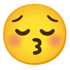 وجه يقبّل بعينين مغلقتين + وجه متأمل