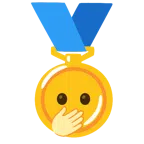 medaglia d’oro + faccina con occhi aperti e mano sulla bocca