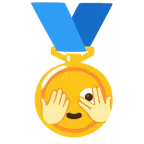 medaglia d’oro + faccina che sbircia tra le dita