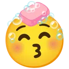 sabonete + rosto beijando com olhos fechados