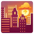 Wolke mit Blitz + Sonnenuntergang in der Stadt