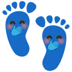huellas de pies + cara con mano sobre la boca